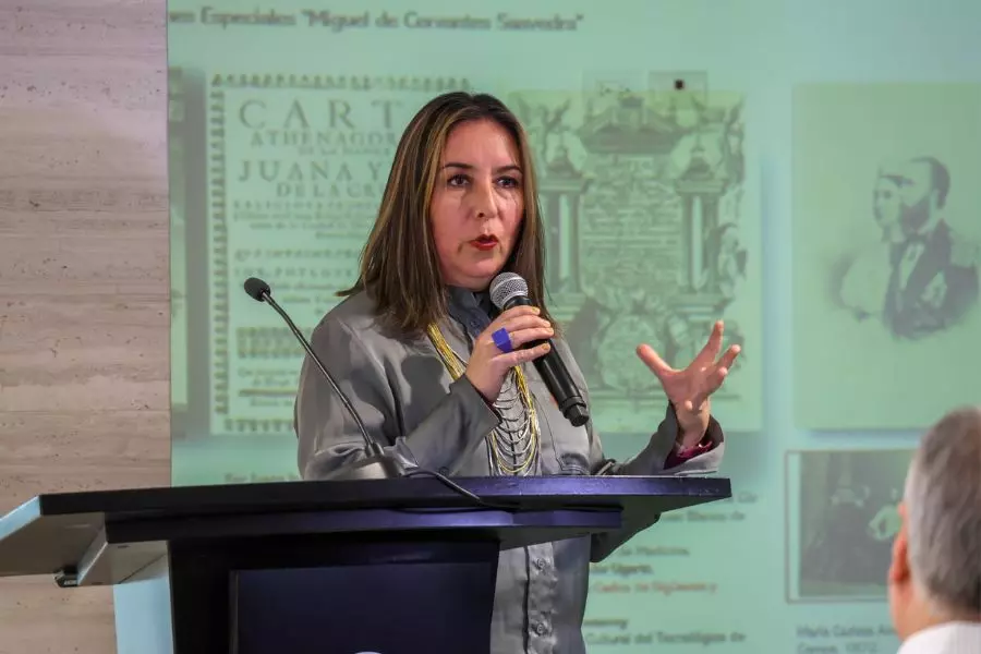 Lizzette Saldívar exponiendo en campus Monterrey