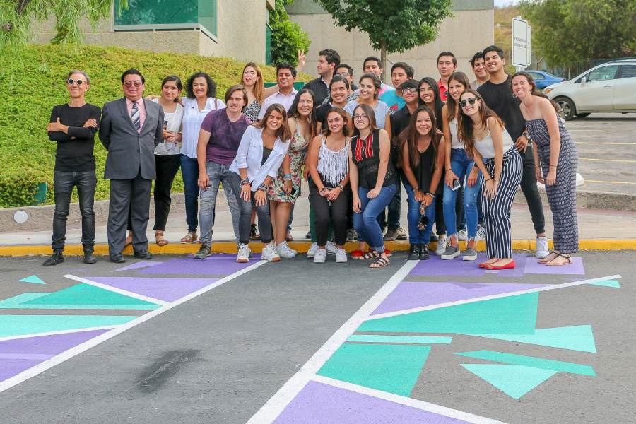 Alumnos de la carrera de Arquitectura exponiendo el proyecto " la intervención de pasos de cebra" para mejorar la circulación dentro y fuera del campus