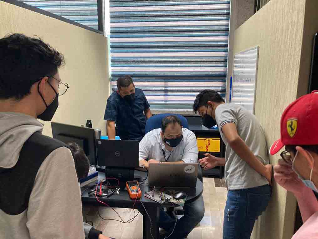 Equipo de LENGUATEC en proceso de creación del prototipo