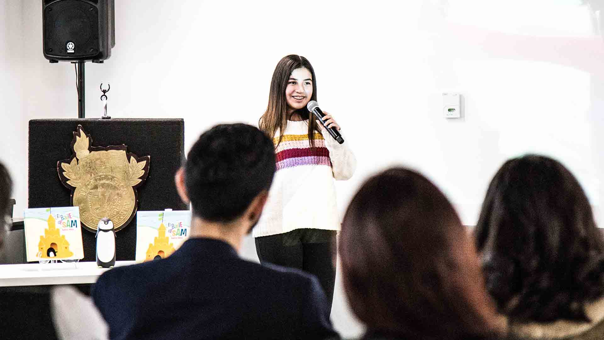 Audrey White en la entrega de férulas a niños del Instituto Nuevo Amanecer