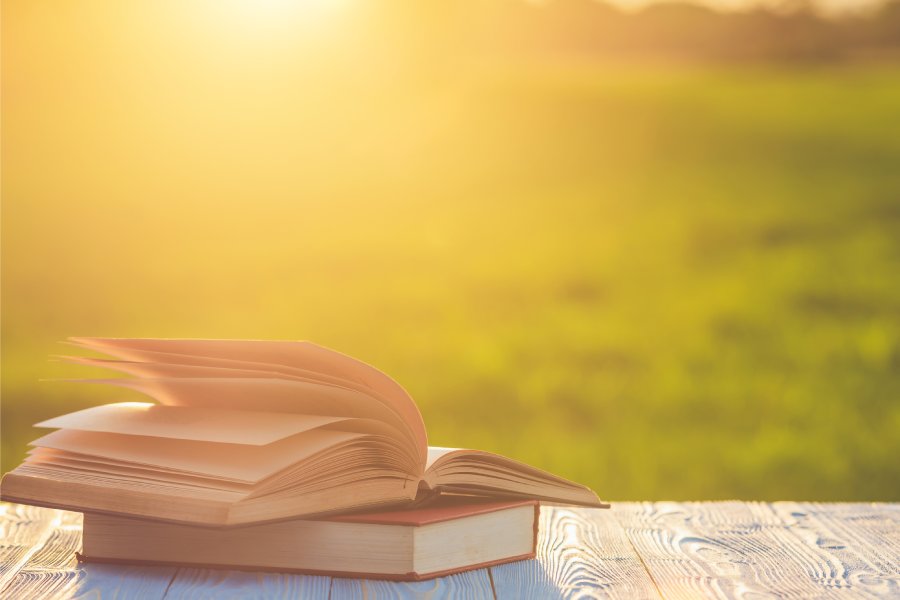 Atardecer y sobre una banca un libro abierto