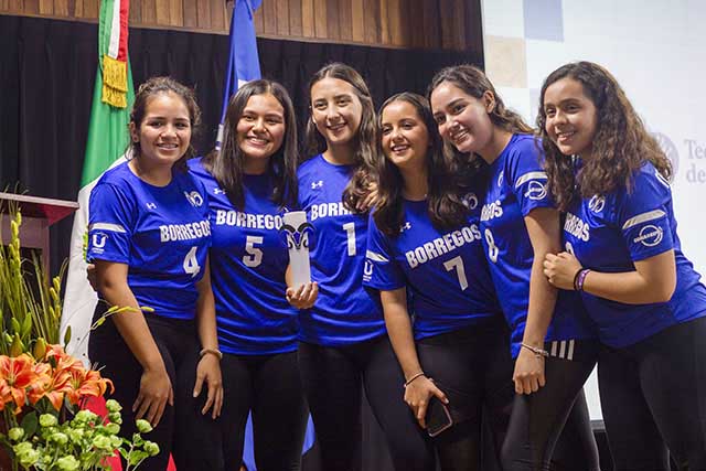 Quetzi con el equipo representativo de voleibol