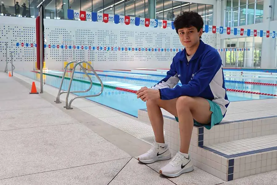 Rafael Arizpe, nadador de Borregos Monterrey, con medallas de torneo CONADEIP.