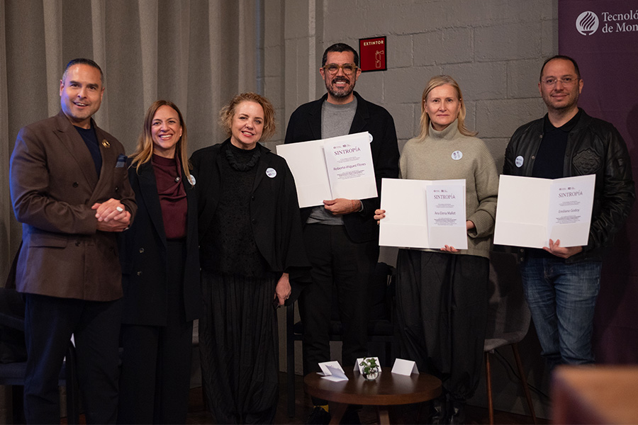 De izquierda a derecha: Ramiro Estrada, decano regional de la EAAD en la Ciudad de M&eacute;xico; Paulina Campos, vicepresidenta de los campus del Tec en la Ciudad de M&eacute;xico; Mariana Amatullo, decana nacional de la EAAD; Roberto &Iacute;&ntilde;iguez, decano nacional fundador de la EAAD; Ana Elena Mallet, Faculty of Excellence; Emiliano Godoy, consejero de la EAAD.