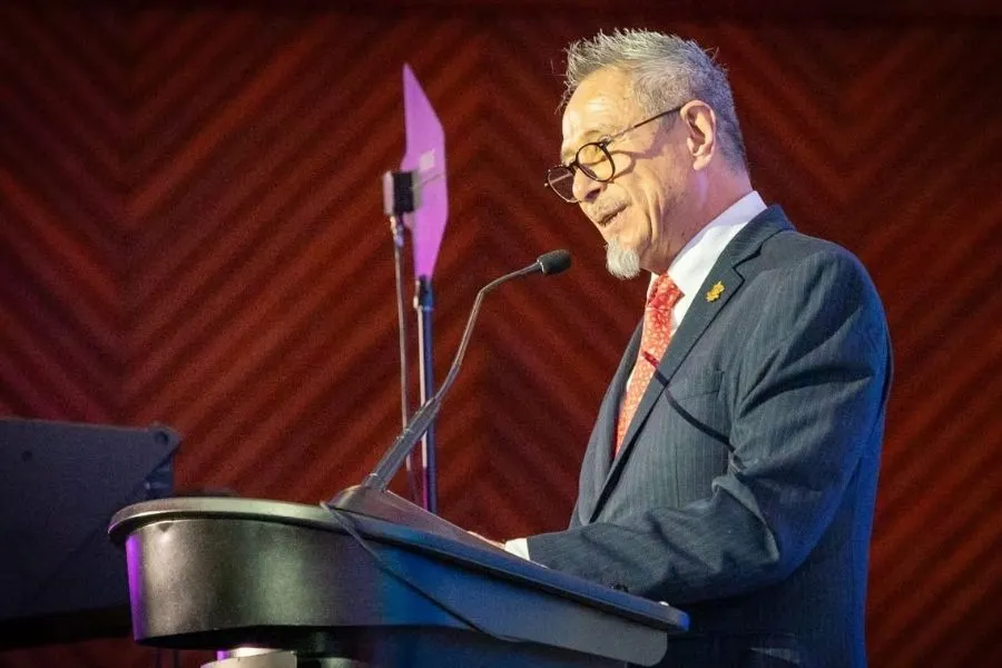 Ra&uacute;l Monroy dando unas palabras tras recibir el Premio INSIGNIA del Premio a la Investigaci&oacute;n e Innovaci&oacute;n R&oacute;mulo Garza 2026.