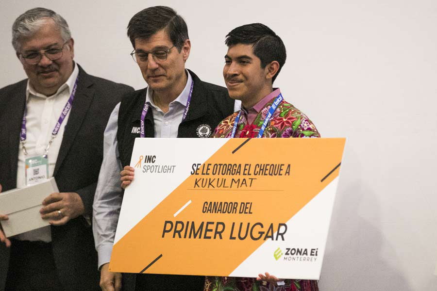 Ángel recibiendo premio del primer lugar INC Spotlight