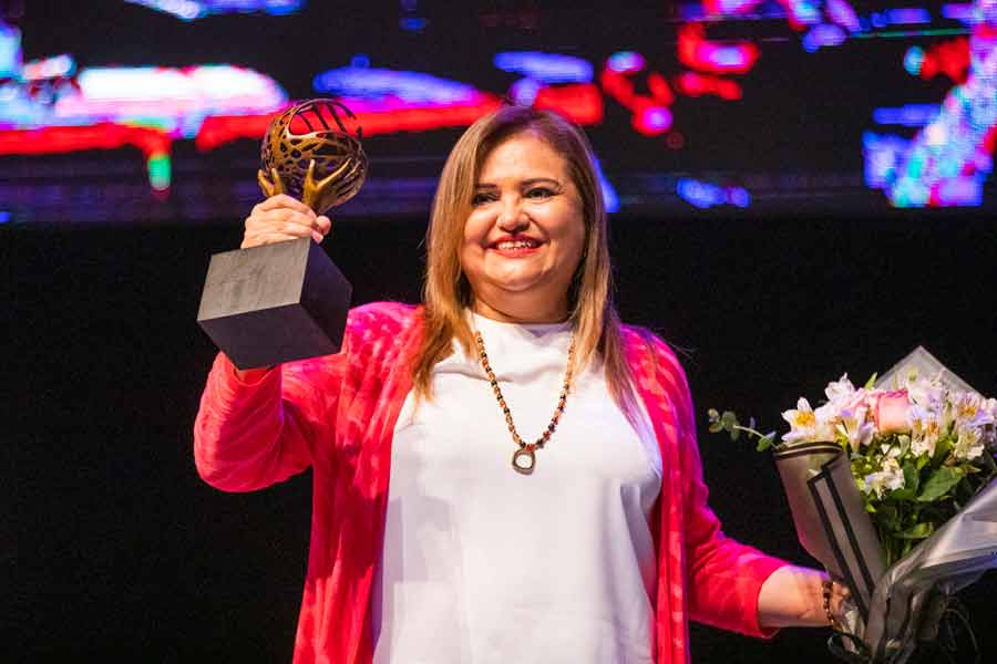 La Dra. Laura Romero fue ovacionada por sus colegas al pasar a recibir el reconocimiento.