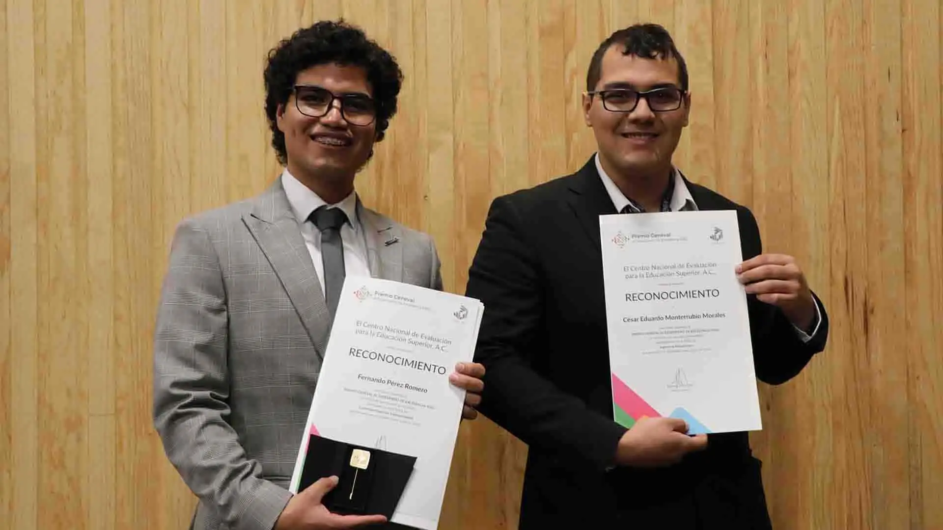 Fernando y C&eacute;sar ense&ntilde;ando sus reconocimientos en papel