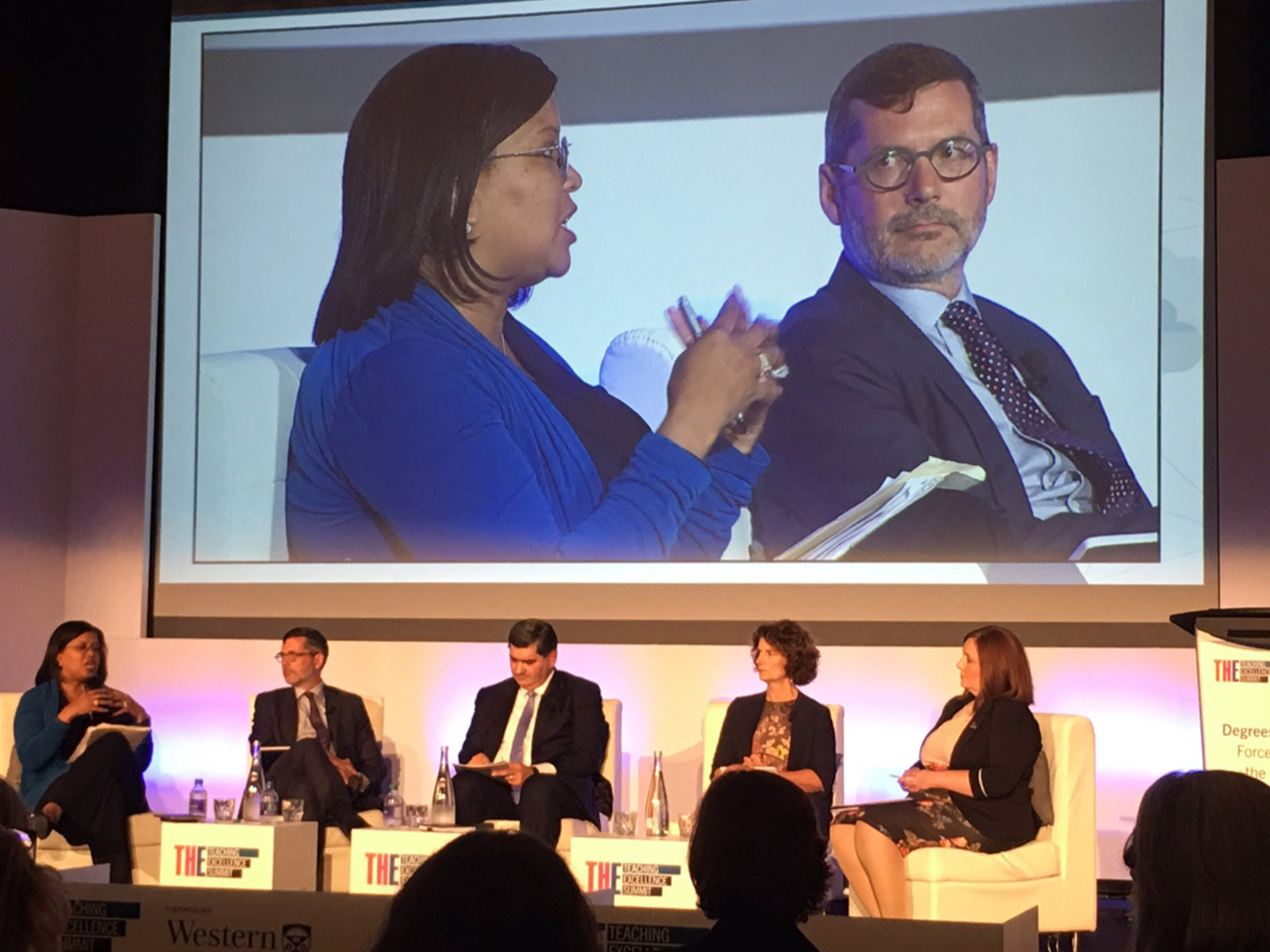 En la mesa redonda Garza compartió opiniones con otros expertos.