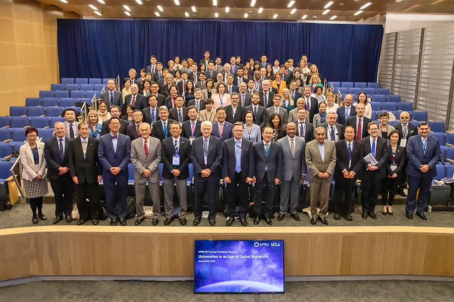 David Garza, rector del Tec de Monterrey, en su participación en la APRU (arriba) y rectores asistentes a la reunión (abajo).: Flickr de APRU.