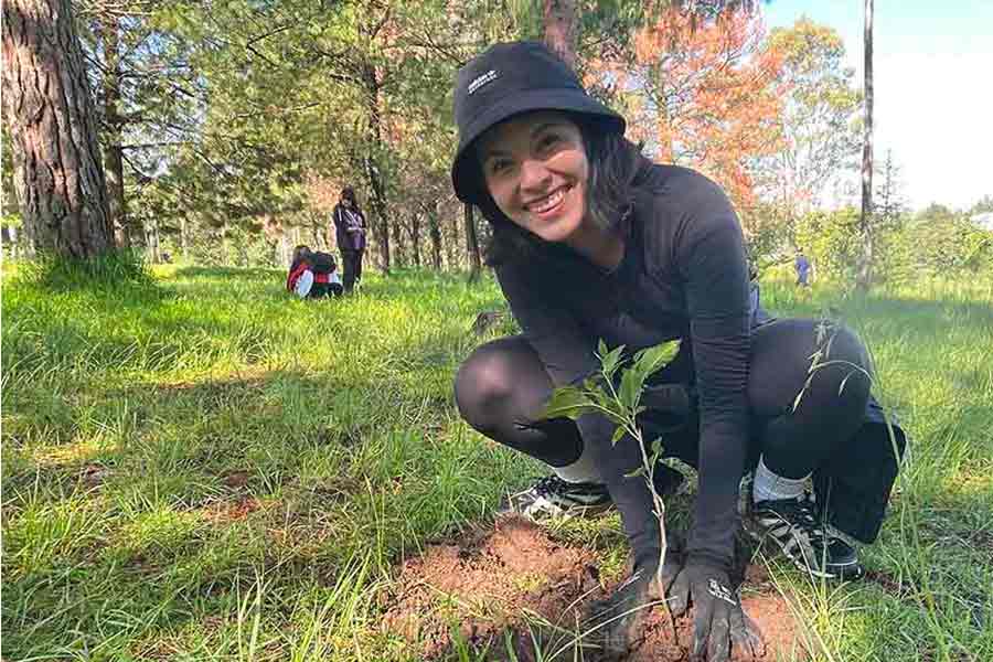 ¡Plantan 200 árboles! Egresados realizan reforestación en Toluca