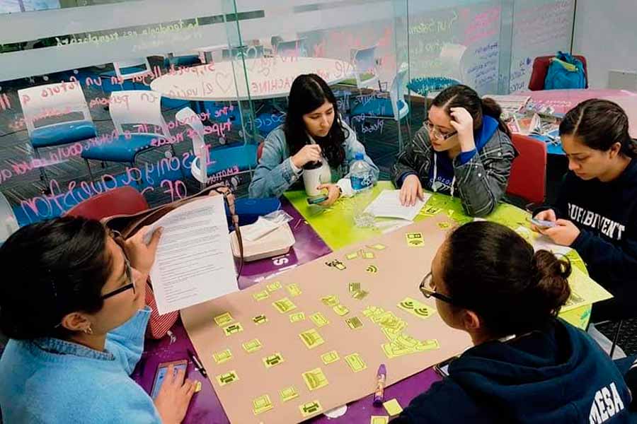 Regina en clase de Tecnología de la Información en una Sociedad Global, en PrepaTec, donde aprendió el uso de sistemas tecnológicos para la resolución de problemas.