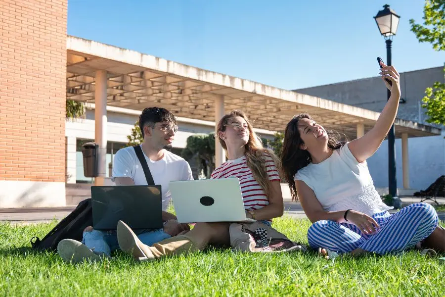 Amigos se reúnen en el semestre