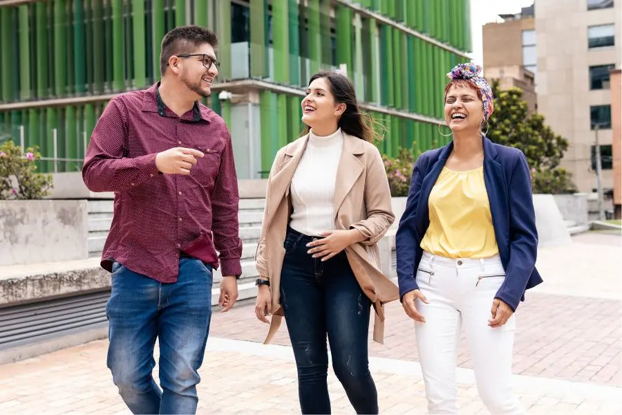 Compañeros y profesores en universidad