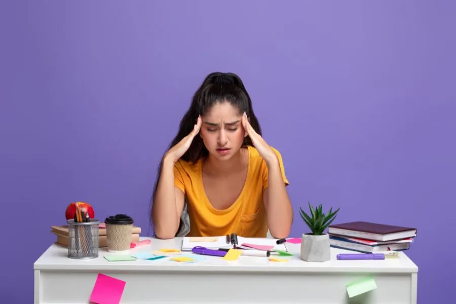 Alumna estresada por el regreso a clases