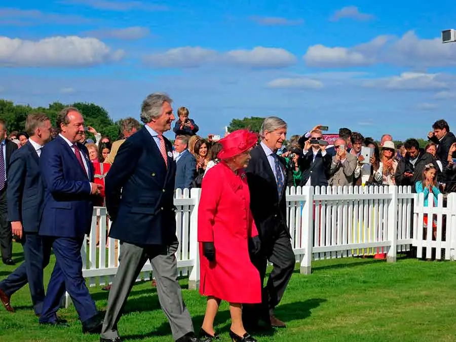 Reina isabel serie de televisión the crown análisis.