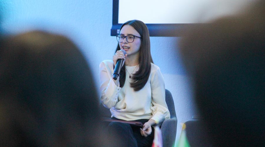 Valeria Vizca&iacute;no, alumna de RI durante su participaci&oacute;n en el panel estudiantil