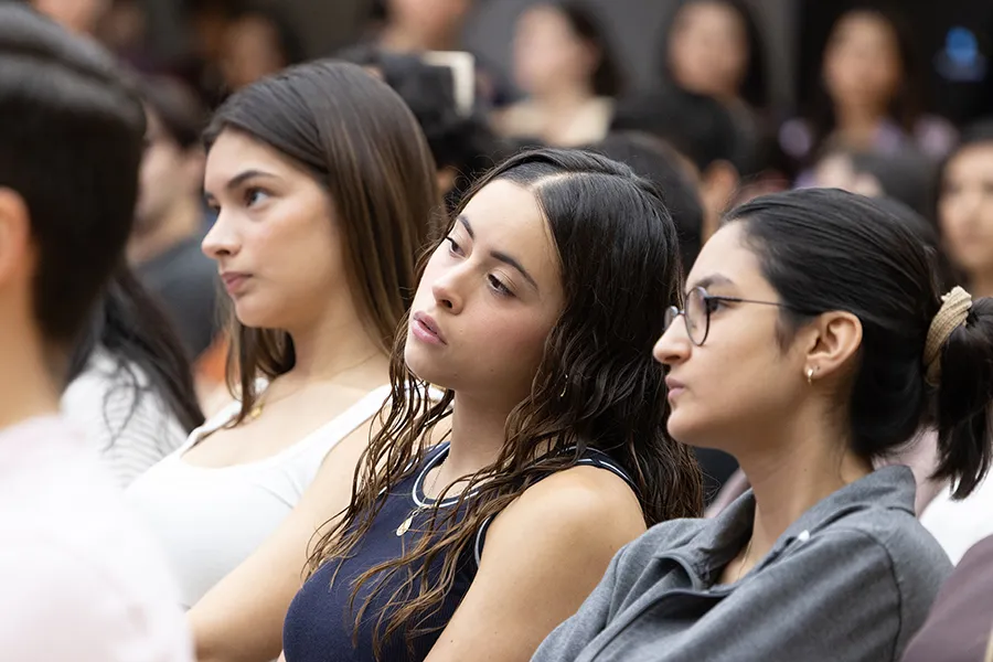 Estudiantes escuchan la representaci&oacute;n del Reporte de Diversidad del Tec