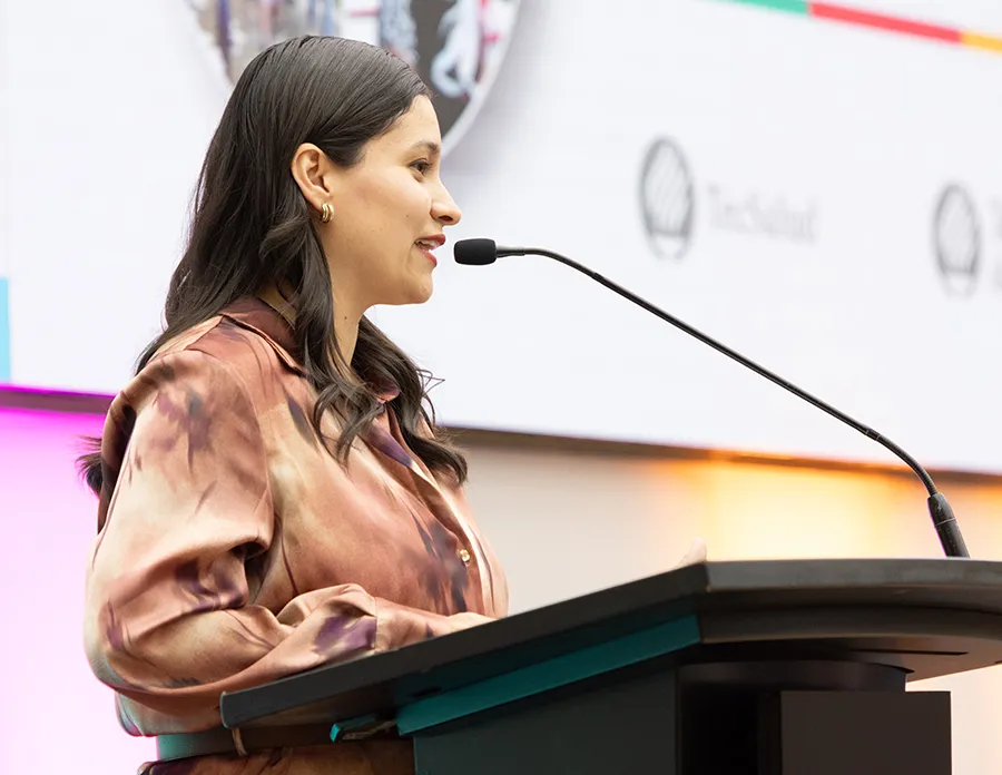Vicepresidenta de inclusi&oacute;n del Tec hablando en el podio durante la presentaci&oacute;n del reporte 2024.