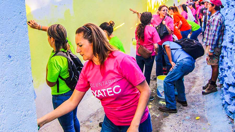 Voluntarios pintando paredes