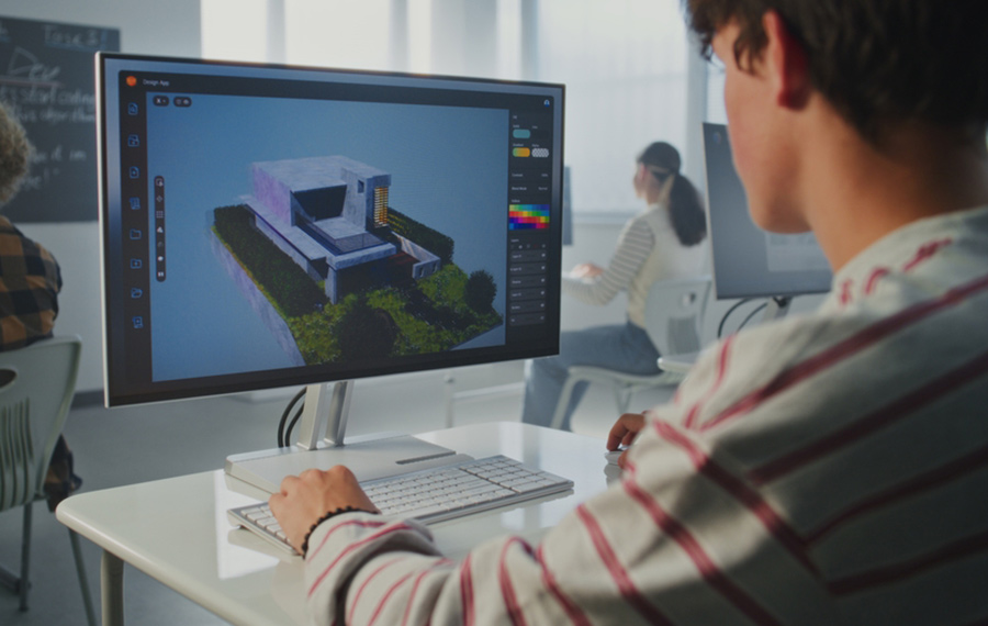 Alumno dise&ntilde;ando en modelos de realidad virutal