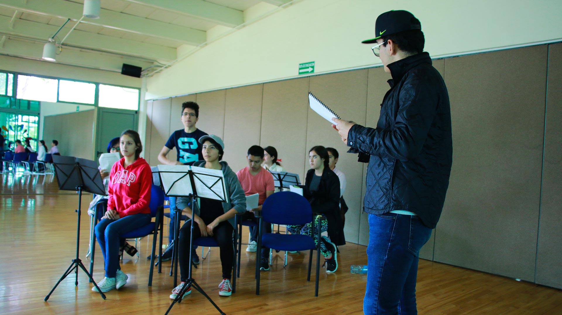 Los alumnos de teatro preparándose para la puesta en escena