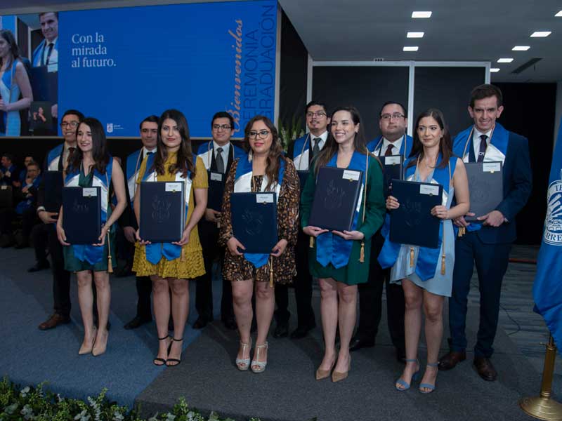 Residentes graduados de los cursos de alta especialidad de la Escuela de Medicina y Ciencias de la Salud.