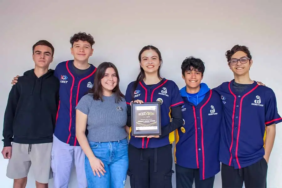 Miembros de Resistors posan con su premio Connect Award.