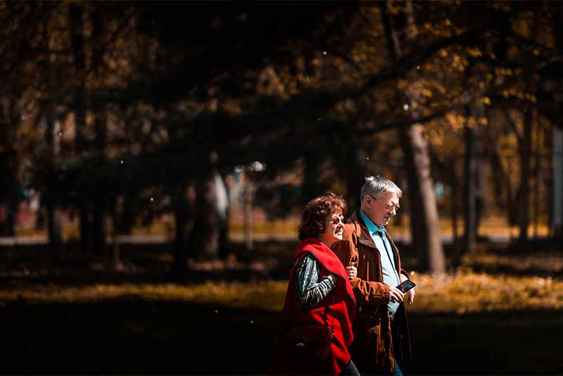 Pareja de adultos mayores caminando