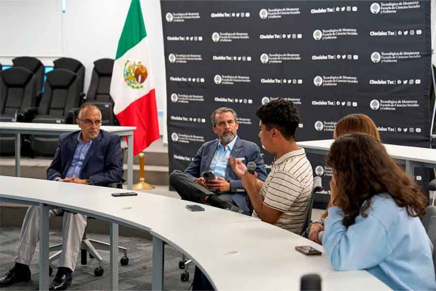 Los estudiantes participaron activamente durante la conferencia