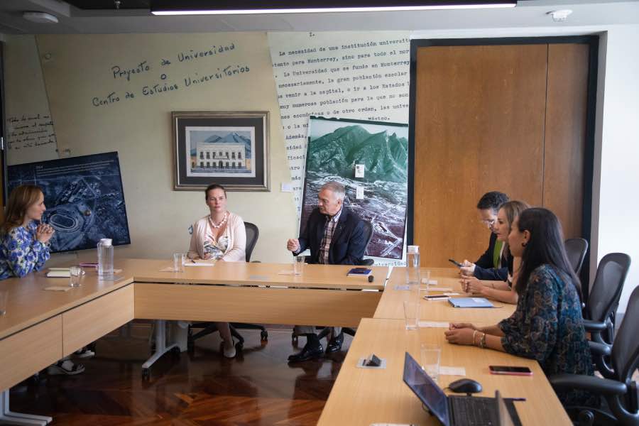 Reunión de trabajo con vicerrectores de la institución.