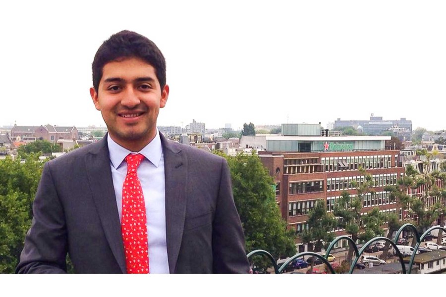 Ricardo junto al edificio de Heineken en Holanda.