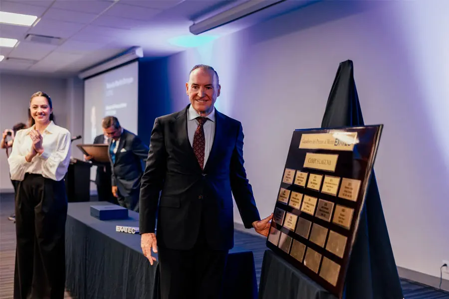 Ricardo Martín Bringas coloca su placa que lo distingue como ganador del Premio al Mérito EXATEC 2025 en el Tec de Monterrey campus Laguna