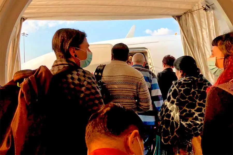 Al abordar y abandonar el avión, son los momentos de mayor riesgo, según el médico de TecSalud.