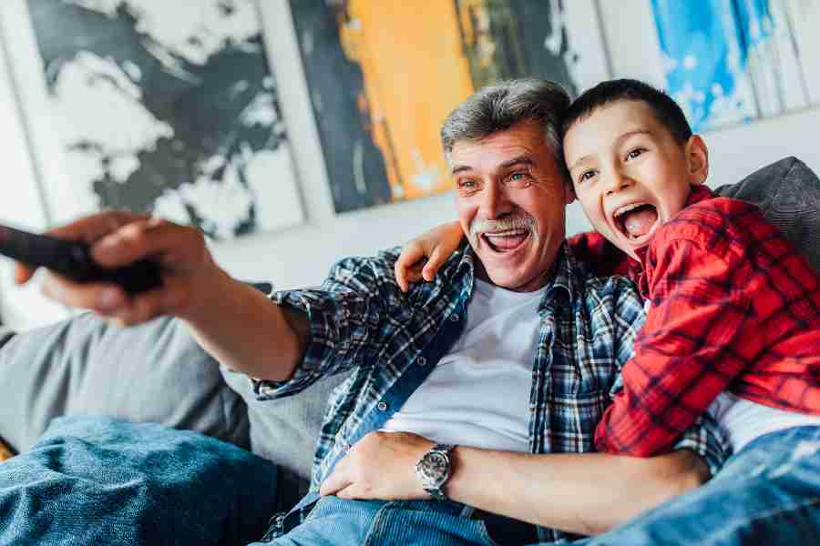 Abuelo y niño riéndose