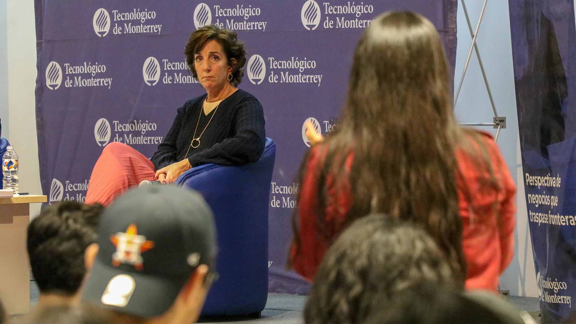 Roberta S. Jacobson interactuando con alumnos dentro de su conferencia