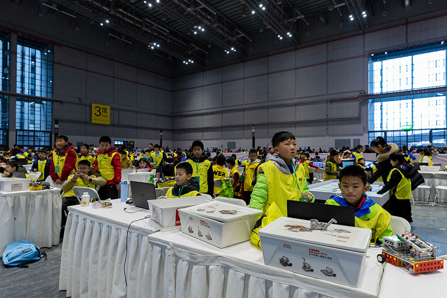 Niños con robot en WER Robotics en China