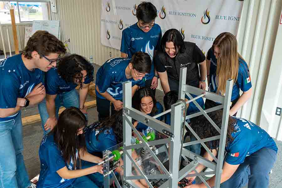 Integrantes de Blue Ignition armando robot para FIRST