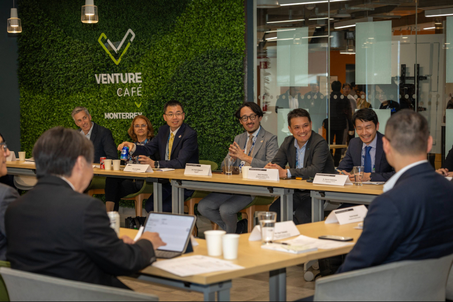 Empresarios y representantes de Jap&oacute;n se re&uacute;nen en un roundtable.