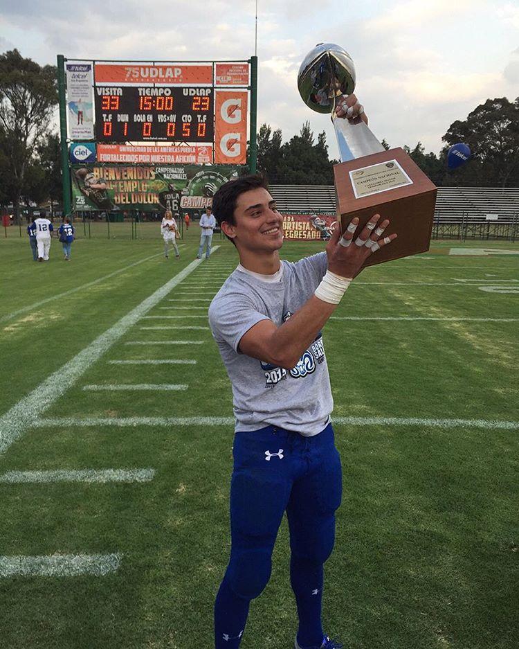 Rubén Cueva con el trofeo de Campeonato Nacional CONADEIP 2015