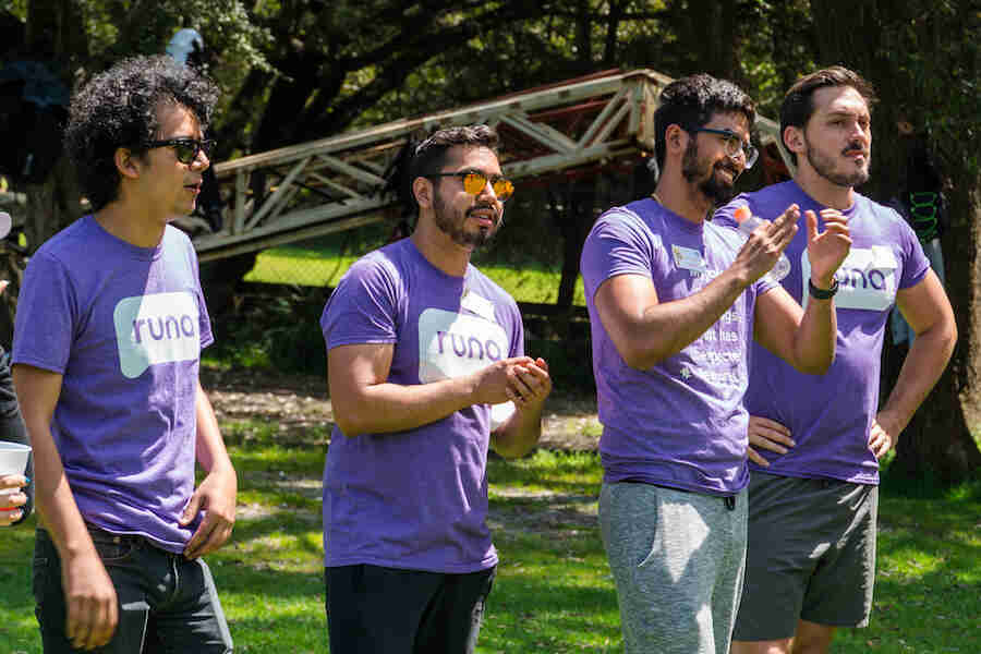 Luis Iván con sus compañeros de trabajo en un evento de integración organizado por la empresa.