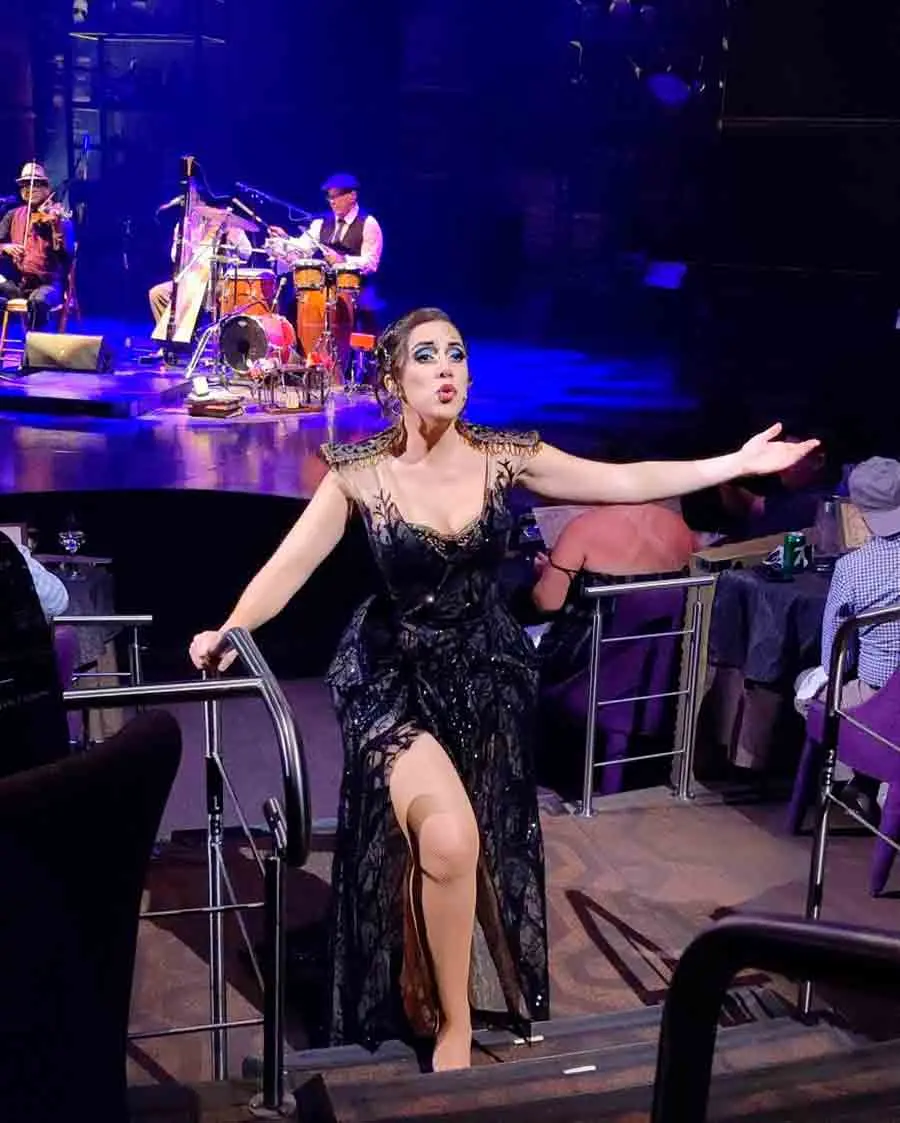 Ruth Robles, egresada del Tec Guadalajara y cantante del Cirque du Soleil en el espect&aacute;culo Joya.