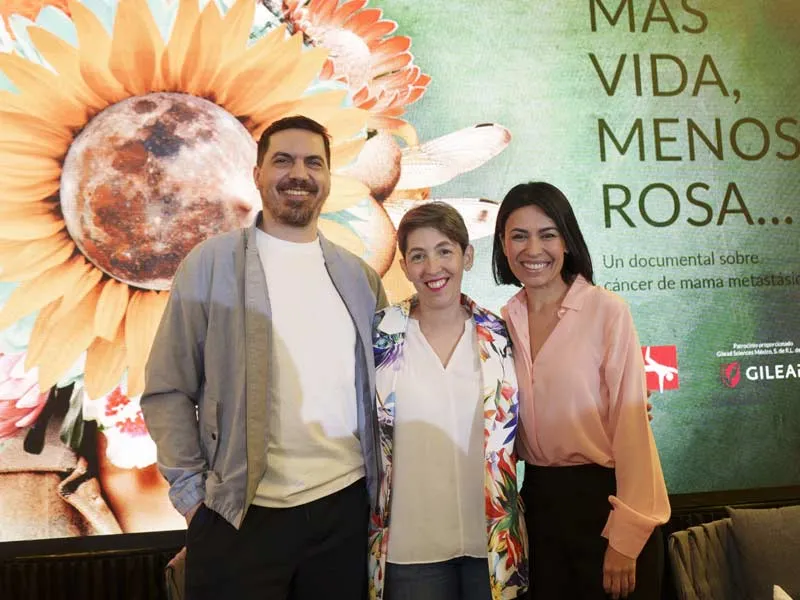Alejandro Sánchez, esposo de Sabrina, Sabrina Seltzer y la doctora Cynthia Villarreal.