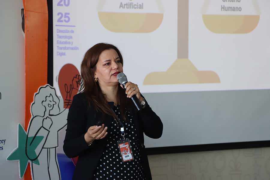 Sadie Guerrero, directora de Tecnolog&iacute;as para la Educaci&oacute;n (TEDU) da conferencia en EduConnect.