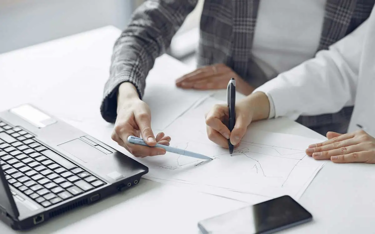 Manos de personas revisando documentos