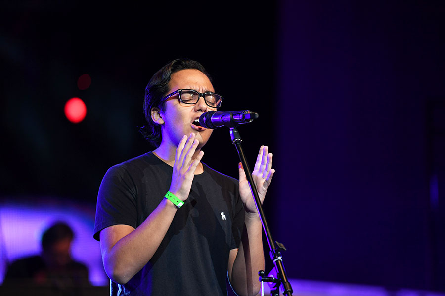 César Santos, de León, interpretando la canción que obtuvo el primer lugar: "Fuiste".