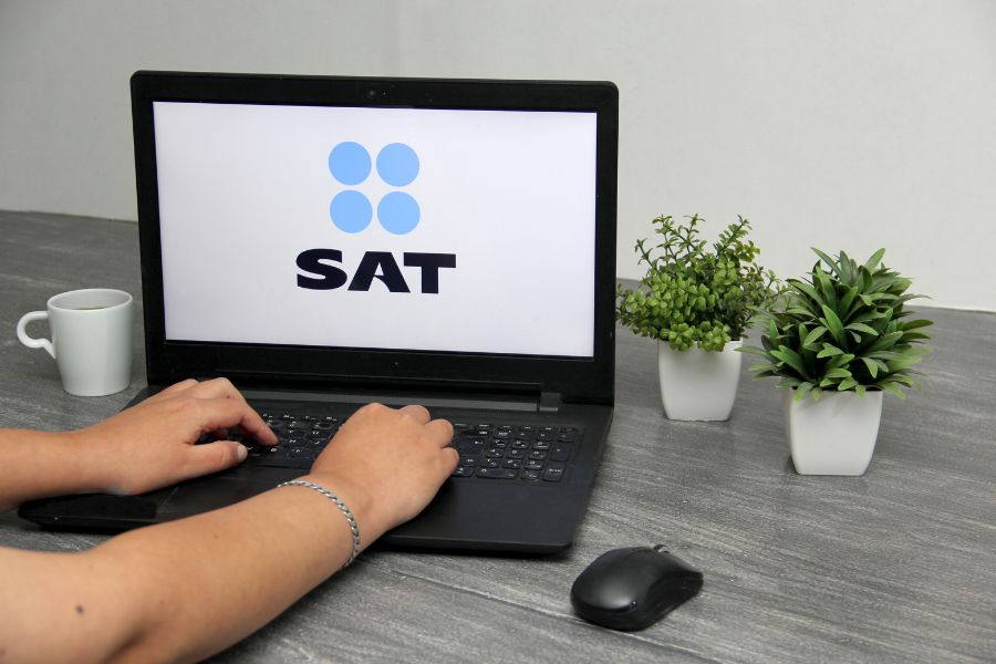 Computadora con el logo del SAT (Sistema de Administraci&oacute;n Tributaria)