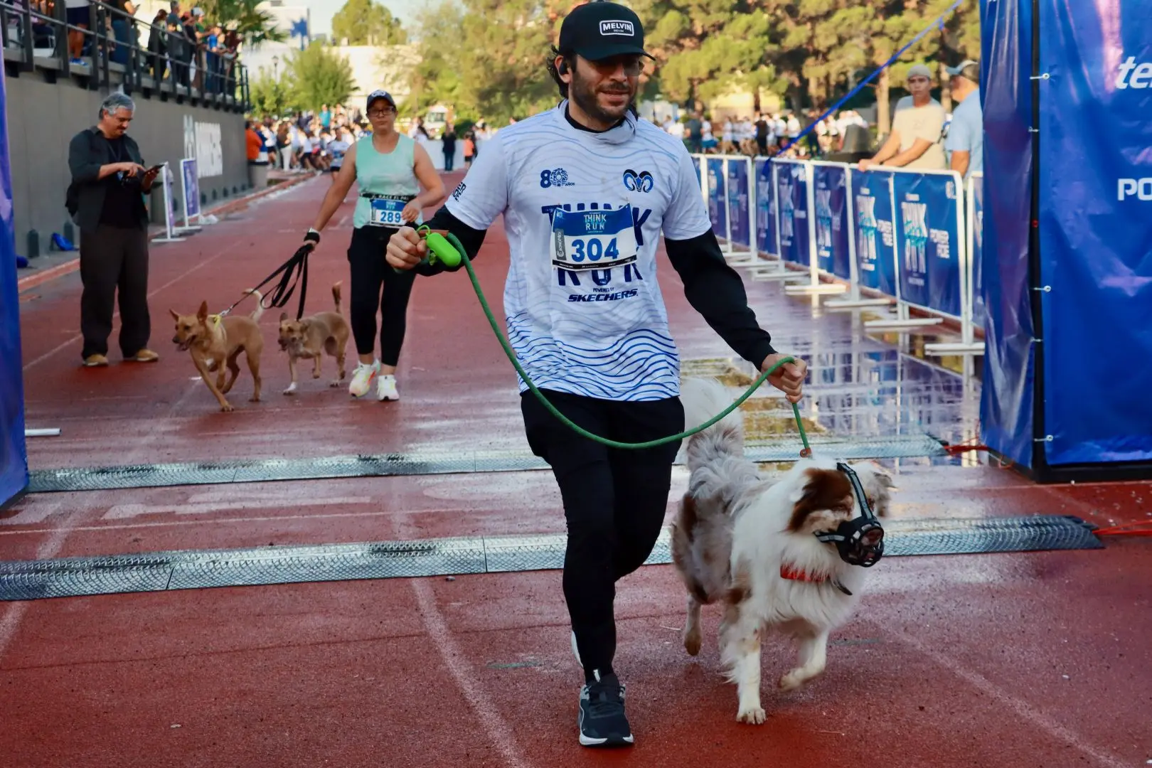Saul Cuen, director de la Escuela de Ingeniería y Ciencias del Tec campus Chihuahua llega a la meta de la Carrera Borregos