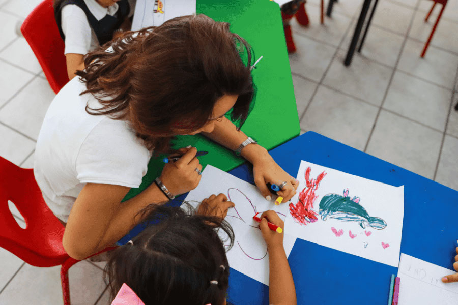 Alumna PrepaTec llevando acabo una actividad de Sembradores de Paz. Foto: Ivana Salas
