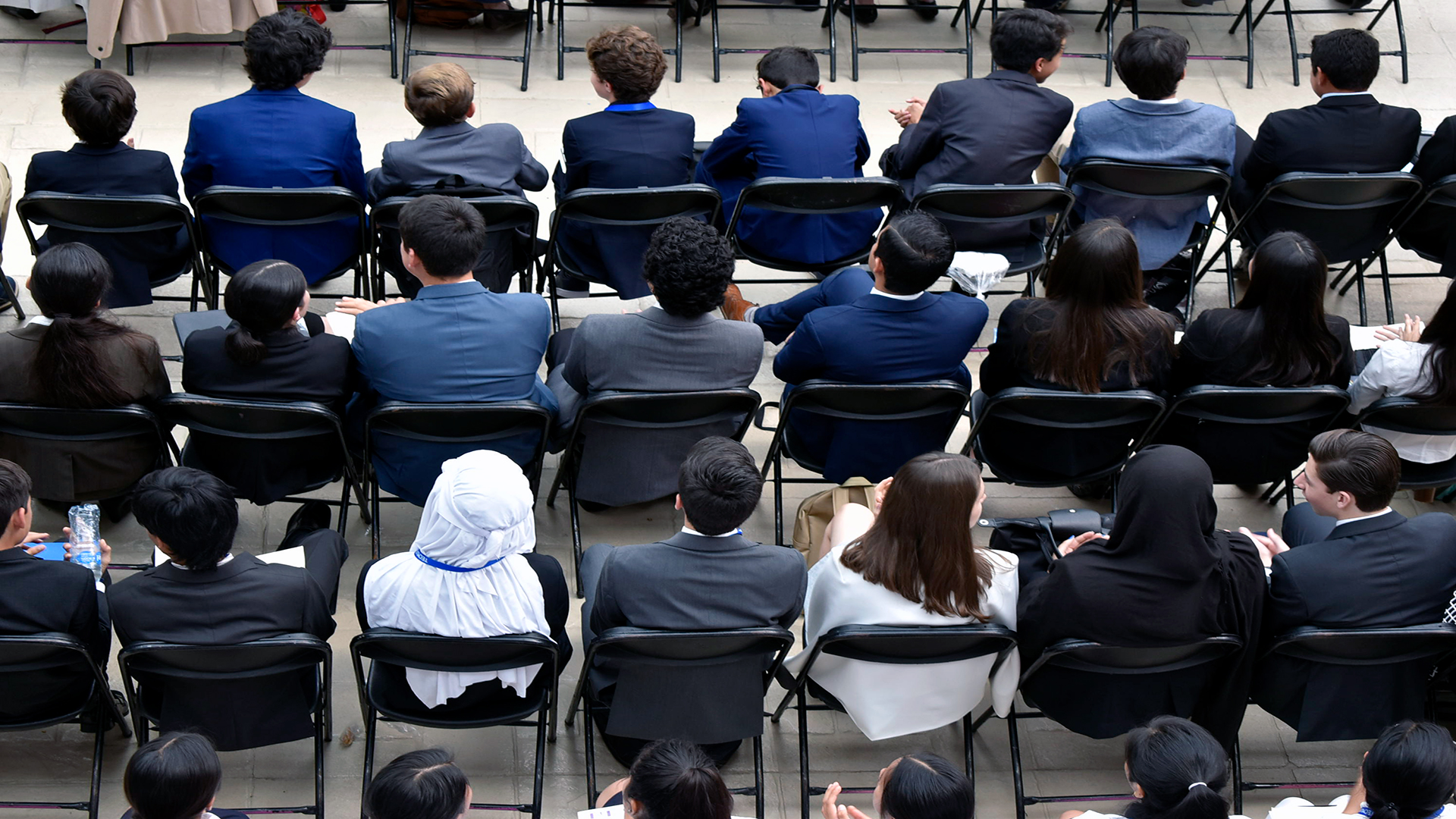 Alumnos, profesores y padres de familia en la ceremonia de inauguración. 